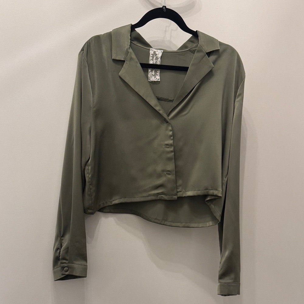 Sadie & Sage Olive Satin Cropped Button-Front Blouse